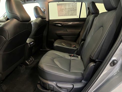 New 2026 Toyota Highlander Platinum image 22