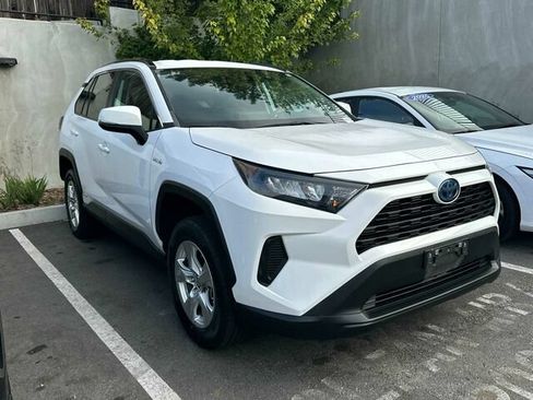 Used 2021 Toyota RAV4 LE AWD/4WD image 2