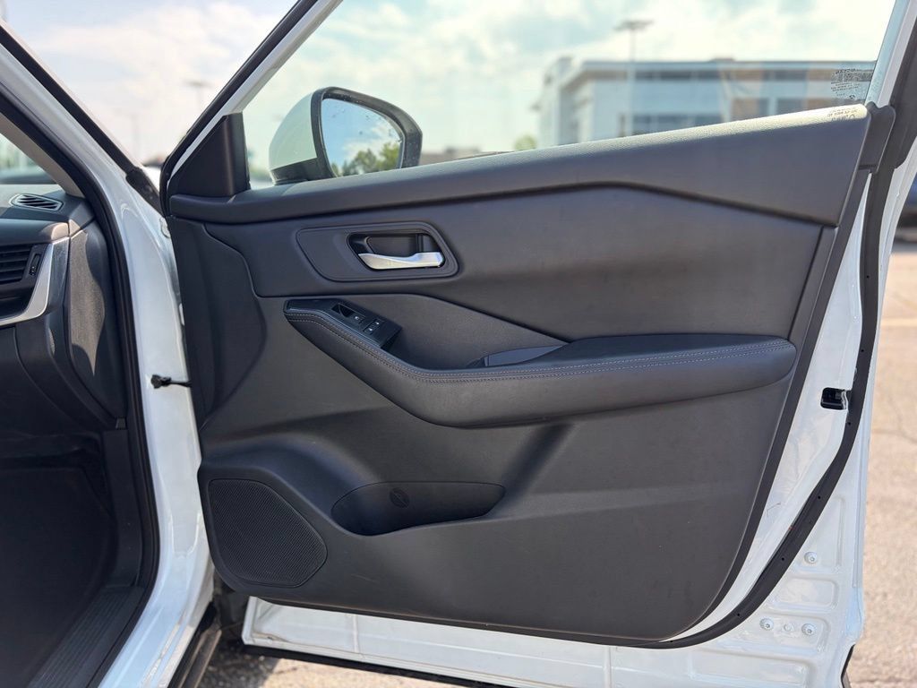 Used 2025 Nissan Rogue SV AWD/4WD image 16