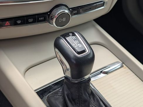 Used 2019 Volvo XC60 T5 Momentum w/ Multimedia Package image 5