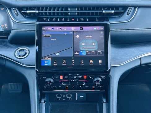 Used 2023 Jeep Grand Cherokee Limited w/ Luxury Tech Group II image 23