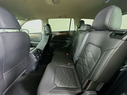 Used 2025 Volkswagen Atlas SE AWD/4WD image 36