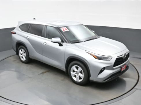 Used 2024 Toyota Highlander LE AWD/4WD image 34