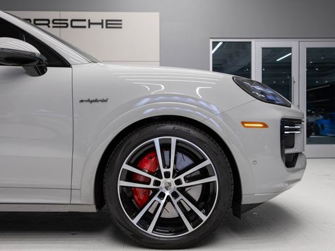Used 2025 Porsche Cayenne Turbo image 11
