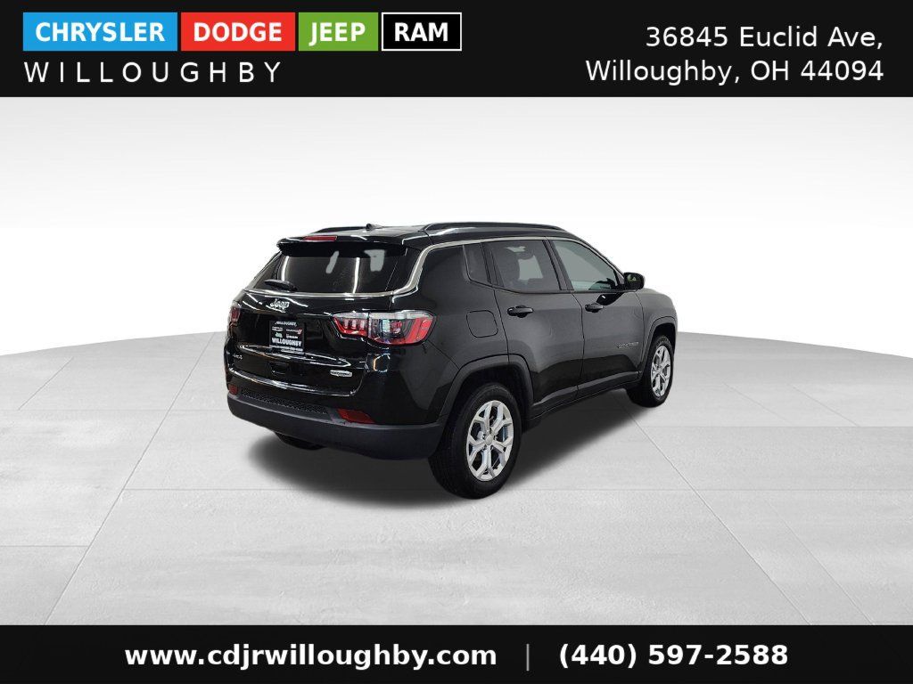 Used 2024 Jeep Compass Latitude AWD/4WD image 9