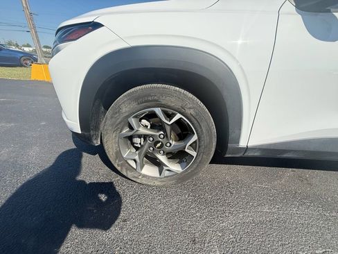 Used 2025 Chevrolet Trax LT w/ Sunroof Package image 10