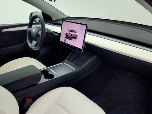 Used 2023 Tesla Model Y AWD image 29