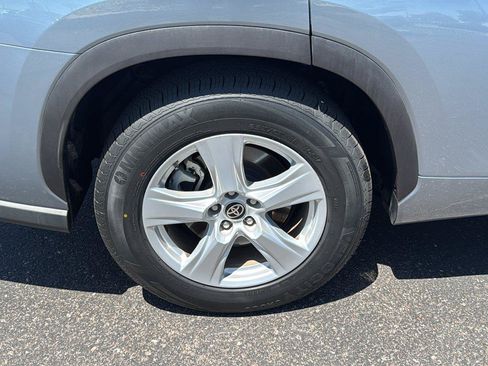 Used 2021 Toyota Highlander LE FWD image 11