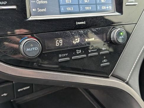 Used 2020 Toyota Camry SE image 15