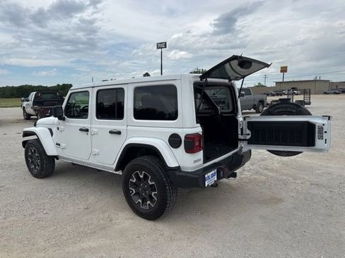 Used 2025 Jeep Wrangler Unlimited Sahara AWD/4WD image 17