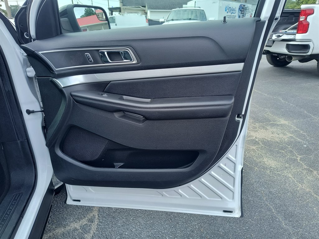 Used 2016 Ford Explorer XLT w/ Equipment Group 202A FWD image 22