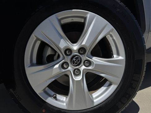 Used 2019 Toyota RAV4 XLE w/ Convenience Package FWD image 7