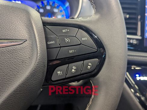 Used 2025 Chrysler Pacifica Limited FWD image 19