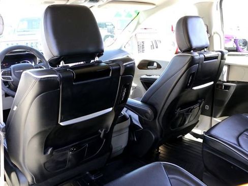 Used 2022 Chrysler Pacifica Limited w/ Uconnect Theater Family Group image 22