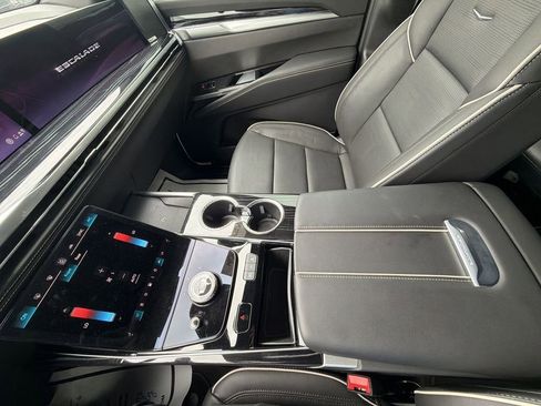 Used 2025 Cadillac Escalade ESV Sport AWD/4WD image 27