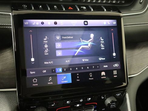 Used 2023 Jeep Grand Cherokee Limited w/ Luxury Tech Group II AWD/4WD image 34