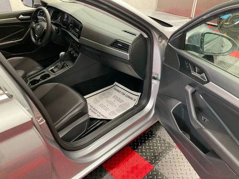 Used 2020 Volkswagen Jetta SE w/ SE Cold Weather Package image 5