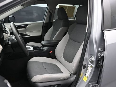 Used 2021 Toyota RAV4 XLE FWD image 4