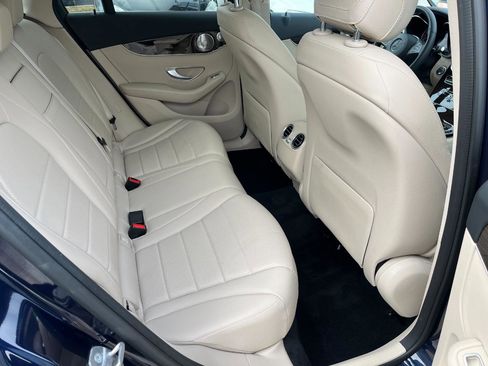 Used 2019 Mercedes-Benz GLC 300 4MATIC w/ Premium Package image 18