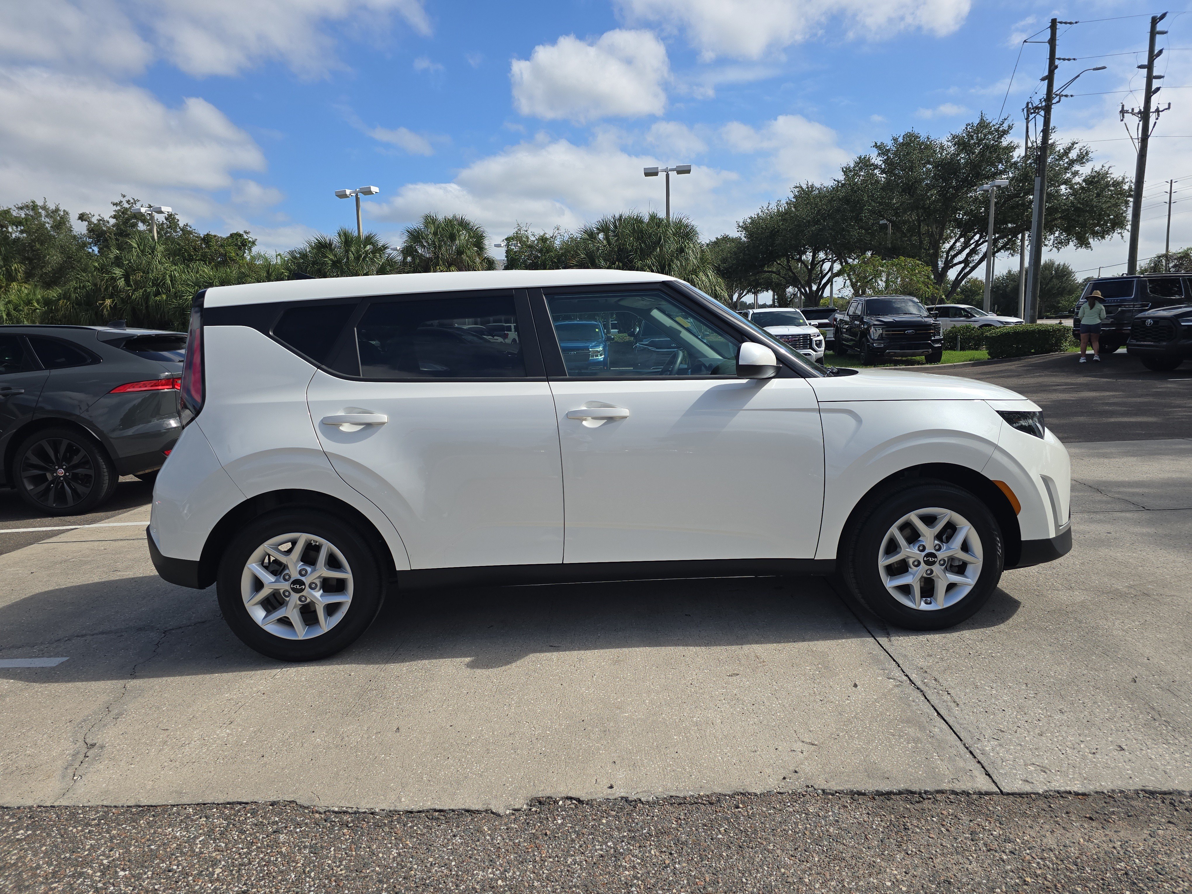 Certified 2025 Kia Soul LX w/ LX Technology Package FWD image 9