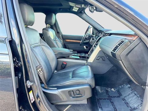 Used 2018 Land Rover Discovery HSE image 30