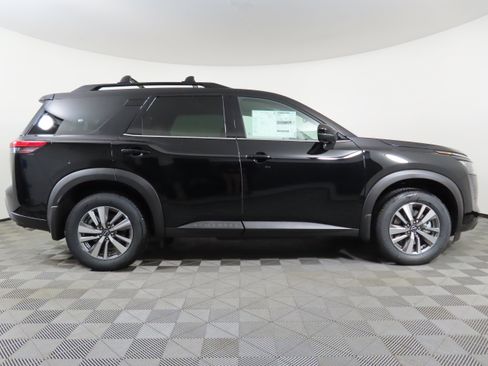 New 2026 Nissan Pathfinder SL image 2