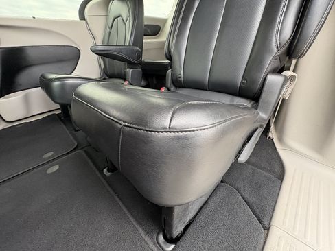Used 2024 Chrysler Pacifica Touring-L FWD image 20
