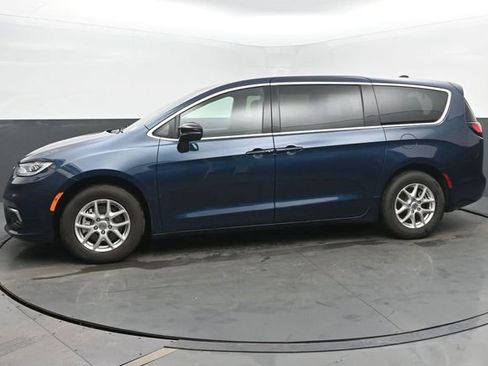 Used 2025 Chrysler Pacifica Select image 2