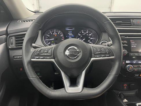 Used 2017 Nissan Rogue SV AWD/4WD image 18
