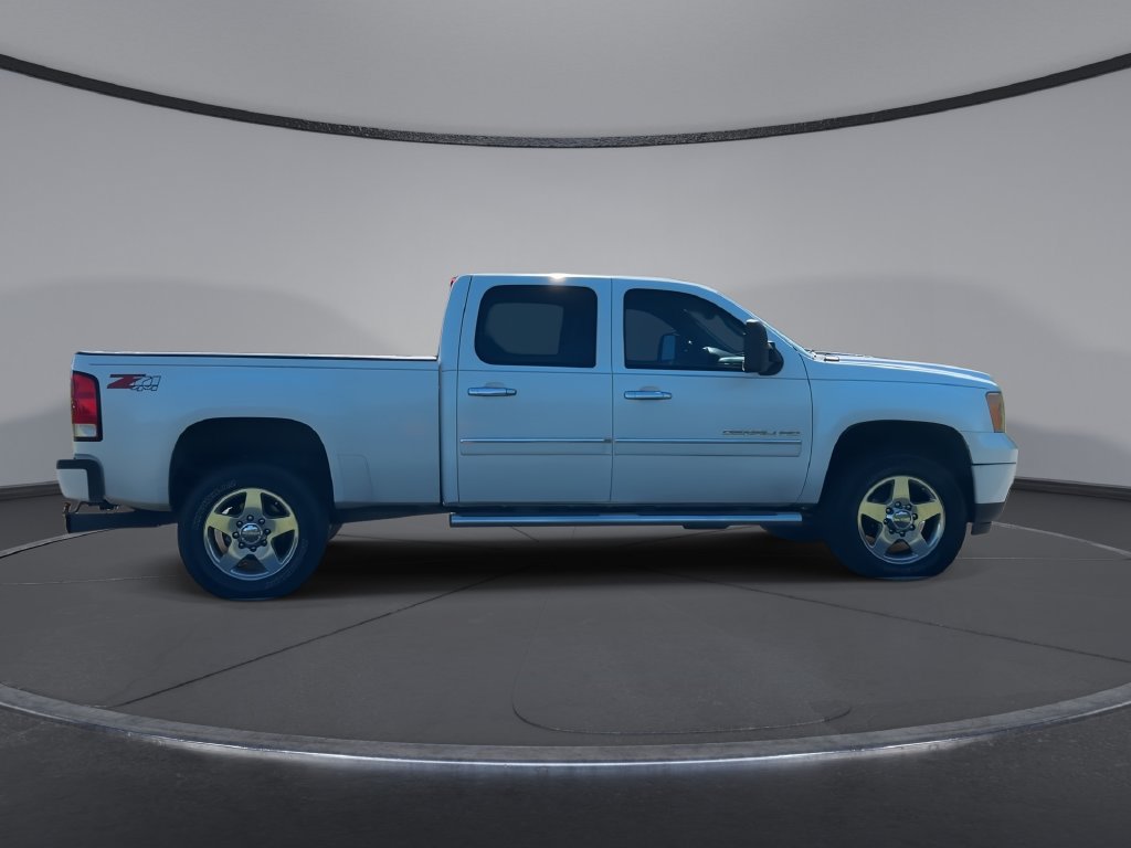Used 2014 GMC Sierra 2500 Denali w/ Suspension Package, Off-Road AWD/4WD image 9