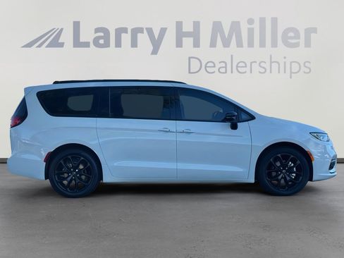 New 2026 Chrysler Pacifica Limited w/ S Appearance Package image 7