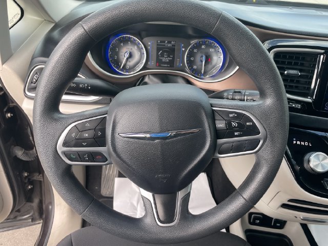 Used 2017 Chrysler Pacifica Touring w/ Tire & Wheel Group FWD image 25