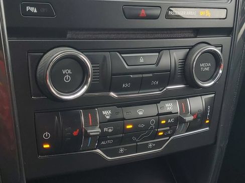 Used 2017 Ford Explorer XLT w/ Equipment Group 202A FWD image 33