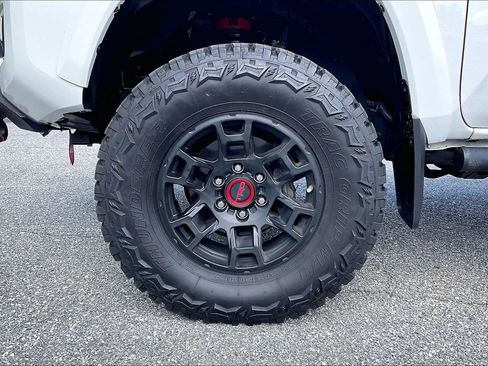 Used 2022 Toyota Tacoma SR5 AWD/4WD image 9