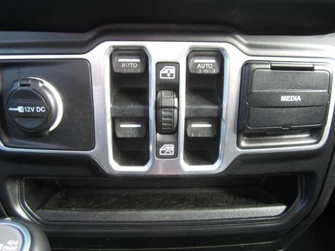 Used 2018 Jeep Wrangler Unlimited Sahara image 45