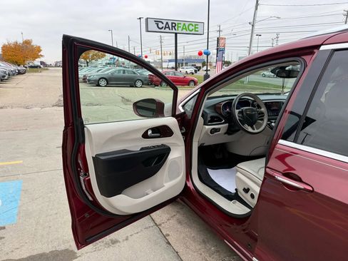 Used 2020 Chrysler Pacifica Limited image 19