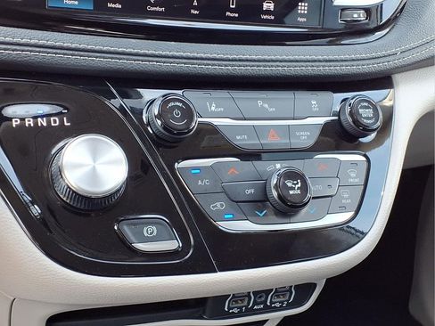 Used 2024 Chrysler Pacifica Select FWD image 15