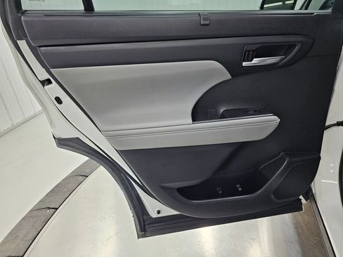 Used 2021 Toyota Highlander XLE image 38