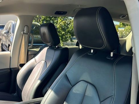Used 2024 Chrysler Pacifica Touring-L image 9