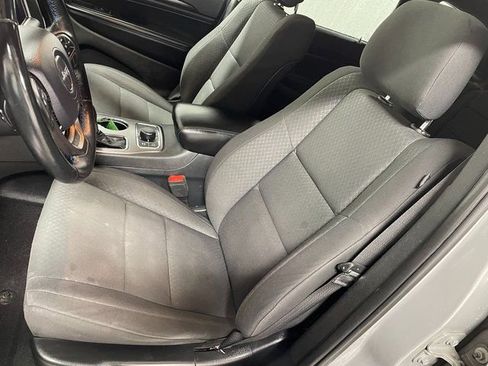 Used 2019 Jeep Grand Cherokee Laredo AWD/4WD image 12