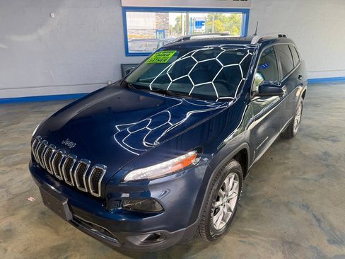 Used 2018 Jeep Cherokee Limited w/ Luxury Group AWD/4WD image 5