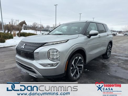 Used 2024 Mitsubishi Outlander SE image 1