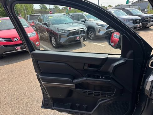 Used 2025 Toyota 4Runner SR5 AWD/4WD image 33