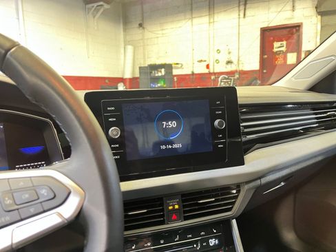 Used 2025 Volkswagen Jetta SE image 21