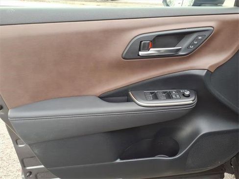 Used 2023 Toyota Crown Limited image 12