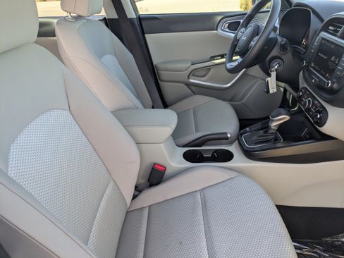 Certified 2025 Kia Soul LX FWD image 11