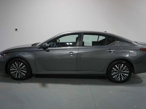 Used 2023 Nissan Altima 2.5 SV image 2