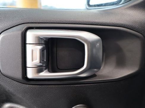 Used 2020 Jeep Gladiator Sport image 17