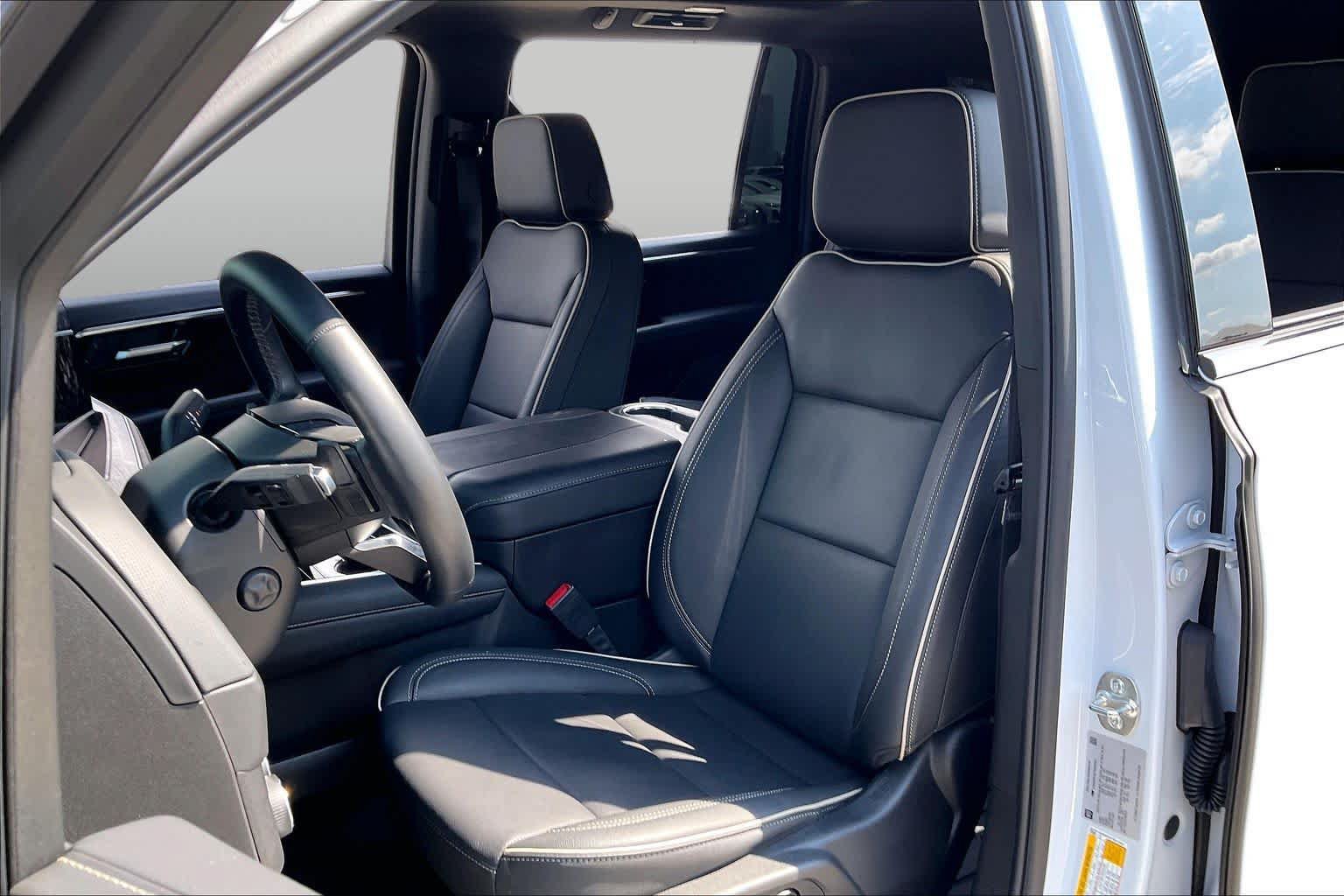 Used 2026 Chevrolet Suburban Premier w/ Sun And Tow Package RWD image 8
