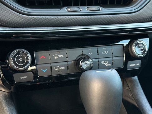 New 2026 Jeep Compass Latitude image 17